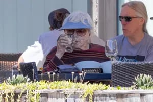 Shirley MacLaine disfrutó de un almuerzo al sol y una ronda de martinis, en Malibú