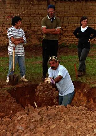 Una de las primeras excavaciones en el aeropuerto de Vallegrande, el 21 de enero de 1996; los restos no se encontraron hasta el 28 de julio de 1997