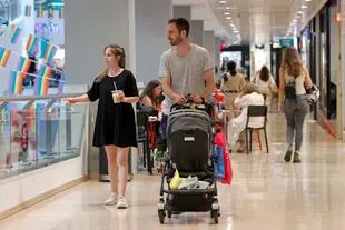 Personas sin máscara caminan en el centro comercial Dizengoff en Israel