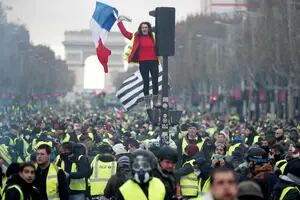 Francia: la protesta de los "chalecos amarillos" llegó a los Campos Elíseos