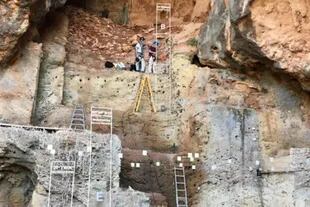 Los arqueólogos encontraron la pequeña piedra en la cueva Tabun del monte Carmelo, en el norte de Israel