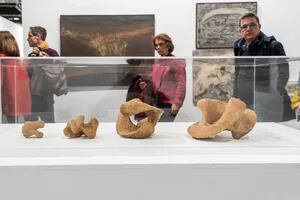 Esculturas en migas de pan realizadas durante los días de represión y lucha en el franquismo se exponen en Arco