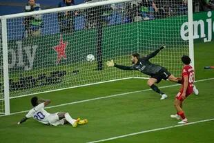 Vinicius conecta el remate cruzado de Valverde y marca el gol del triunfo de Real Madrid