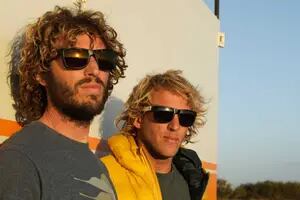 Los "Gauchos del Mar", los hermanos que surfean para filmar el mundo