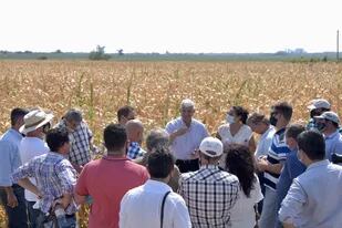 El ministro de Agricultura, Julián Domínguez, con productores afectados por la sequía