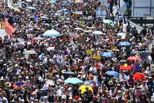 Miles de personas protestan por el ‘Día de la invasión’ durante el feriado del Día de Australia en Sidney, el 26 de enero de 2023