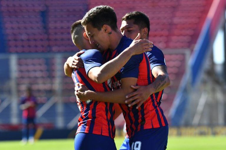 Agustín Hausch festeja con sus compañeros su segundo gol en el amistoso que San Lorenzo le ganó a Talleres de Córdoba por 2 a 1 en el Nuevo Gasómetro.