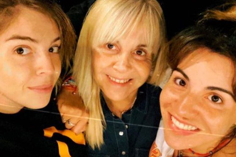 Dalma y Gianinna Maradona junto a su madre, Claudia Villafañe, su gran sostén en la vida