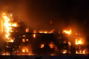 Por qué se propagó tan rápido el fuego en el complejo de edificios de Valencia y qué se sabe hasta ahora