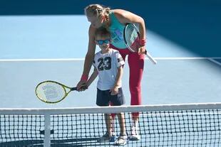 Victoria Azarenka y una clase privada: le enseña a su hijo a jugar al tenis durante una sesión de práctica antes del torneo