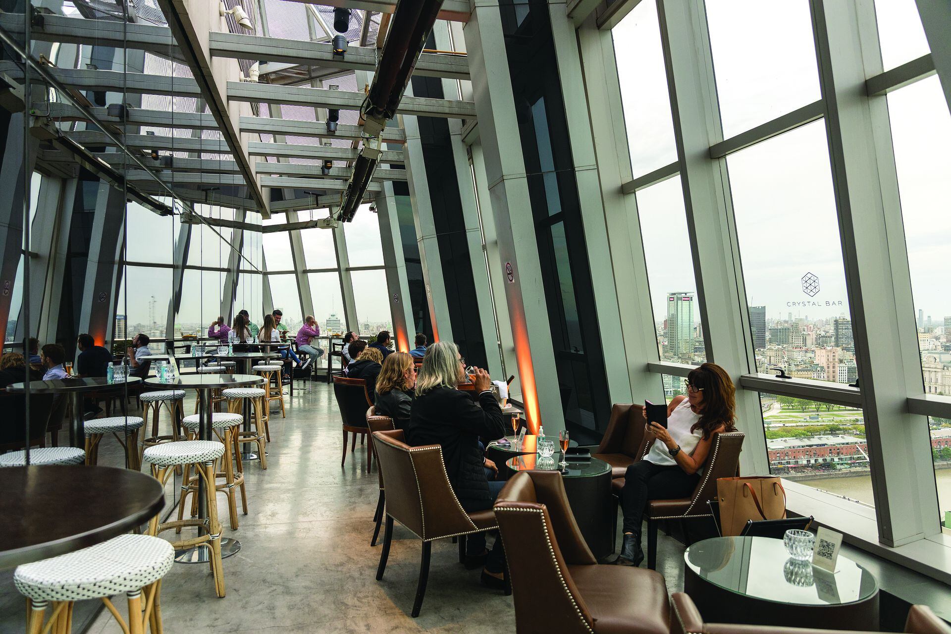 El Crystal Bar del hotel Alvear Icon permite la vista panorámica desde piso 32.