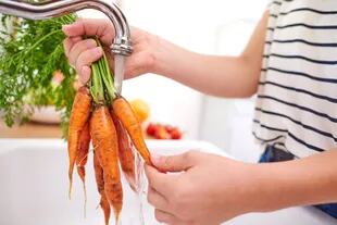 Una buena forma de conservar a la zanahoria es cortarla en bastones y dejarlas en un bowl con agua. De esta forma el vegetal mantiene su sabor y textura.
