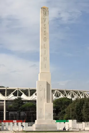 Aún quedan en Italia numerosos monumentos fascistas, como este obelisco dedicado a Benito Mussolini en Roma.