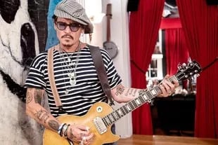 Johnny Depp viajó a Inglaterra donde su amigo, el guitarrista Jeff Beck brindó un show