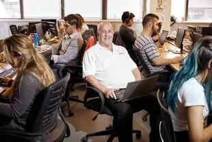 Julio Oliveira (programador, 71 años) en la oficina donde trabaja, en pleno microcentro