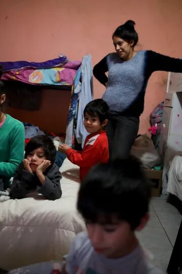 Natividad Benitez mira la TV junto a sus seis hijos, en su casa de la villa 1-11-14, en pleno aislamiento