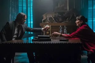 Anjelica Huston en la tercera entrega John Wick, una franquicia que invita a grandes actores a disfrutar de su universo con reglas tan rígidas como arcaicas