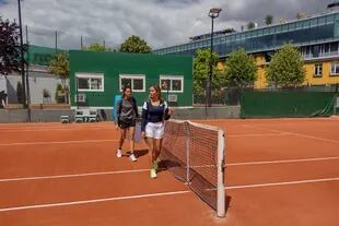 Gabriela Sabatini y Gisela Dulko, en el final de la práctica en los courts del Jean Bouin