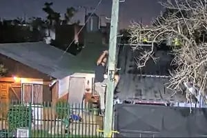 Detienen a un hombre que se había trepado en un poste a robar cables de luz