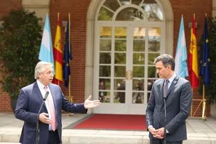 El presidente de la República Argentina, Alberto Fernández (i) y el presidente del Gobierno, Pedro Sánchez (d) intervienen en el Complejo de la Moncloa, a 11 de mayo de 2021, en Madrid (España).