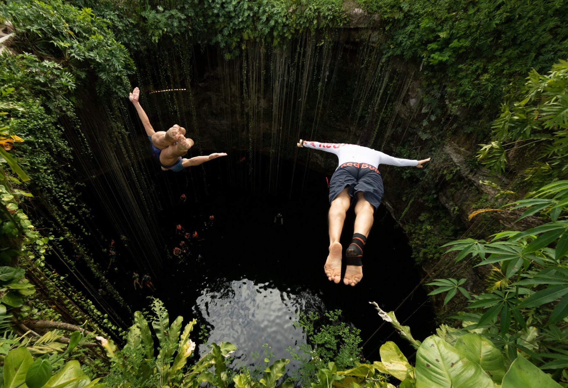 Orlando Duque y Jonathan Paredes hacen un riesgoso salto en paralelo en el Cenote Ik Kil en Mérida, en la península de Yucatán