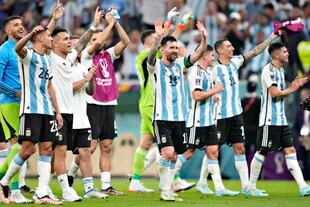 La Selección Argentina celebra al final de partido frente a México