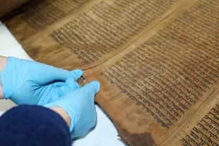 El equipo de patrimonio y conservación del Museo del Holocausto se encarga de la preservación y mantenimiento del antiguo texto
