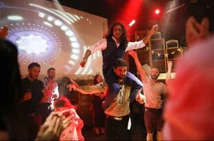 Hadar Kliger baila sobre los hombros de un amigo durante su casamiento en Glil Yam, un kibutz en Israel central. Él y su esposa, decidieron no casarse bajo las reglas religiosas ortodoxas