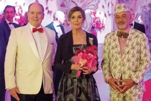 El príncipe Alberto, la princesa Carolina y el genial diseñador de zapatos Christian Louboutin, con traje y gorro de la misma estampa. 
