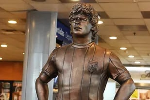 Diego Maradona ya tiene una estatua en el aeropuerto de Ezeiza