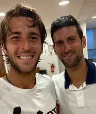 Tomás Etcheverry y la selfie con su ídolo Novak Djokovic; será la primera vez que se enfrenten