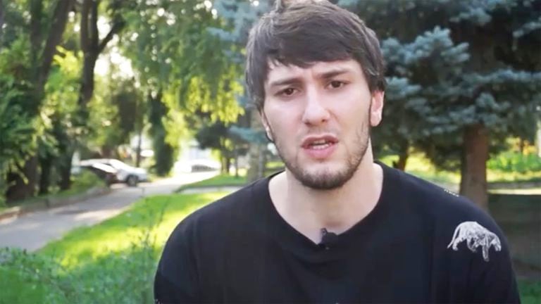 El joven abogado, Abubakar Yangulbaev denounciando las amenazas del lgobierno de Chechenia