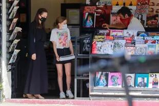 Angelina Jolie y su hija también aprovecharon el paseo para comprar algunas revistas