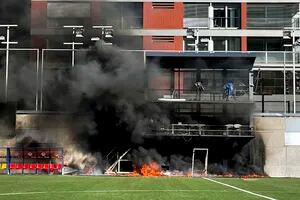 Un incendio destruyó el VAR y parte del césped antes de Andorra vs. Inglaterra