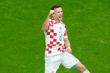 Ivan Perisic celebra tras anotar el gol de Croacia en el partido contra Japón por los octavos de final del Mundial