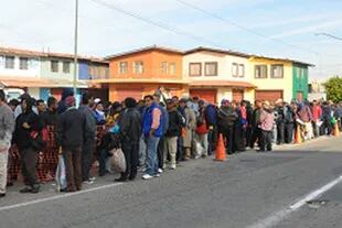 La fila es para comer: los más pobres de Tijuana y centenares de migrantes dependen de los centros comunitarios y organizaciones de caridad