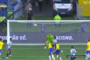 Un salto inmenso y el cabezazo inatajable para el gol de Otamendi a Brasil