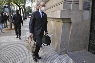 Carlos Rosenkrantz, al llegar al Palacio de los Tribunales, antes de que se difundiera el fallo sobre las clases presenciales