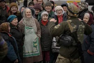 Civiles saludan la llegada de los efectivos ucranianos en Bucha, Kiev