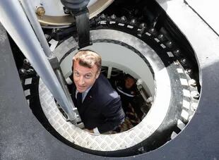 Emmanuel Macron se asoma por la escotilla del submarino nuclear "Suffren"