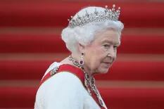 Una multitud la despide bajo la lluvia en Buckingham Palace y canta "Dios salve a la Reina"