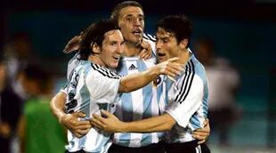 Crespo y uno de sus goles en la selección; el abrazo con Messi y Zanetti