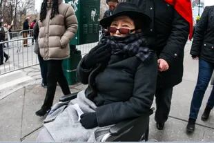 Una imagen de este año muestra a Yoko Ono en silla de ruedas