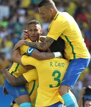 Neymar celebra con Gabriel, Rodrigo Caio y Jesús