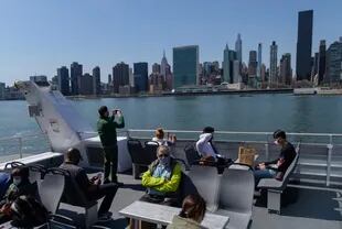 Turistas y locales disfrutan de la vista de Manhattan