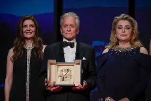 Michael Douglas recibió la Palma Honorífica a la trayectoria de manos de Chiara Mastorianni y Catherine Deneuve