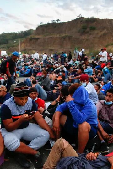 Hondureños que participan en una nueva caravana de migrantes rumbo a Estados Unidos descansan en una carretera, en Vado Hondo, Guatemala