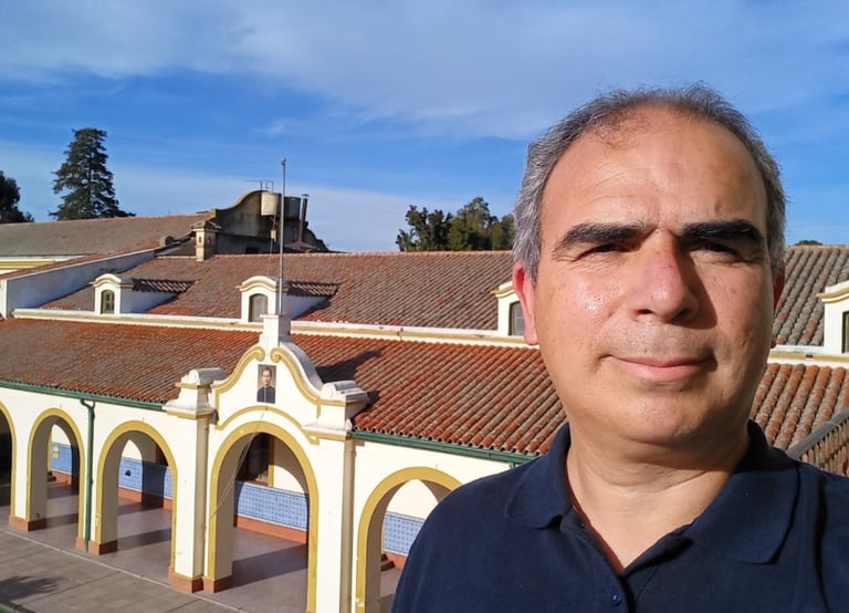 Although he was a teacher two decades ago, three years ago Father Jorge Ledesma returned to take charge of the direction of the educational establishment.