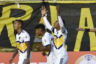 Almendra y Medina trabajaron en el mediocampo con muy buen resultado y Sebastián Villa fue el goleador, en la victoria de Boca ante The Strongest en Bolivia,