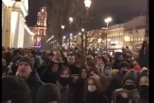 Una multitud protestó en Rusia contra la invasión, mientras crece la ofensiva de Putin